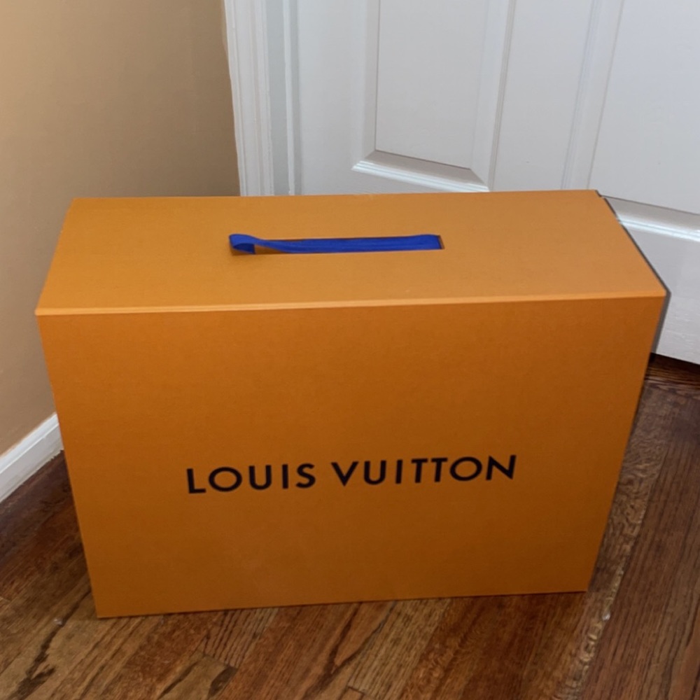 Authentic Louis Vuitton Box with ribbon✨